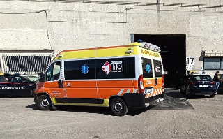 Cede lucernario, muore 64enne pesarese: aveva consegnato pasto a un operaio